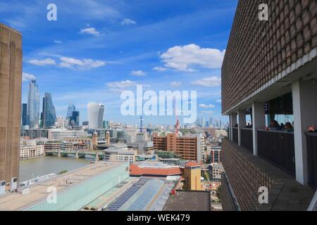 London, Großbritannien - 29 August 2019: die Skyline der Stadt vom 10. Stock von der Tate Modern zu sehen. Canary Wharf in der Ferne. Stockfoto