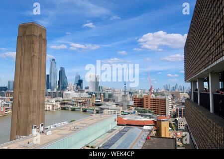 London, Großbritannien - 29 August 2019: die Skyline der Stadt vom 10. Stock von der Tate Modern zu sehen. Canary Wharf in der Ferne. Stockfoto