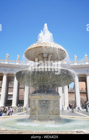 Der Basilika St. Peter mit Brunnen - Petersdom - "Basilica di San Pietro und das Quadrat, Rom, Italien Stockfoto