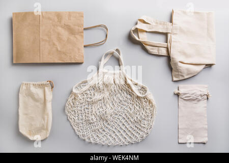 Papier, Baumwolle und Mesh wiederverwendbarer Beutel für null Abfall shopping auf grauem Hintergrund. Freien Kunststoff. Stockfoto