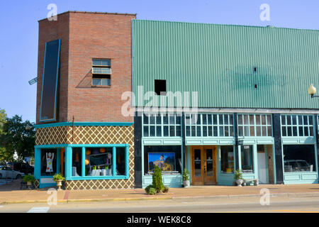 Jahrgang Gebäude der Bauernhof, ein Home Decor Store, und andere in der historischen Innenstadt von Tupelo, MS, Elvis Presley's Heimatstadt in Tupelo, MS, USA Stockfoto