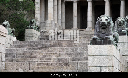 Die 49 Schritte des Rhodes Memorial werden von acht bronzene Löwen von JM Schwan in Kapstadt, Südafrika flankiert Stockfoto