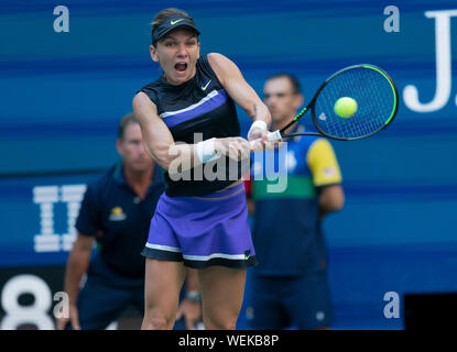 New York, Vereinigte Staaten. 29 Aug, 2019. Simona Halep (Rumänien), die in Aktion während der 2. Runde der US Open Championships gegen Taylor Townsend (USA) zu Billie Jean King National Tennis Center (Foto von Lew Radin/Pacific Press) Quelle: Pacific Press Agency/Alamy leben Nachrichten Stockfoto