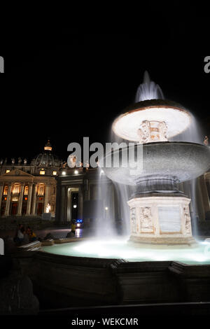 Nacht in der Basilika von St. Peter mit Brunnen, Vatikan, Rom Latium Italien Stockfoto