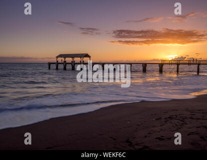 Waimea Town Pier bei Sonnenuntergang mit langen Belichtung dient zum Glätten der Ozean Blur und berücksichtigt. Stockfoto