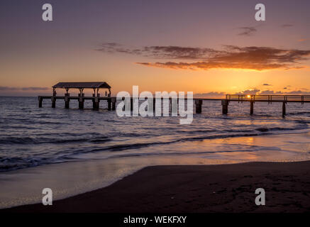 Waimea Town Pier bei Sonnenuntergang mit langen Belichtung dient zum Glätten der Ozean Blur und berücksichtigt. Stockfoto