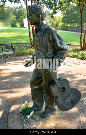 Eine Bronzestatue des 13 Jahre alten Elvis mit Gitarre steht auf dem Weg Besichtigung der Elvis Presley Birthplace Museum gründen in Tupelo, MS, USA Stockfoto