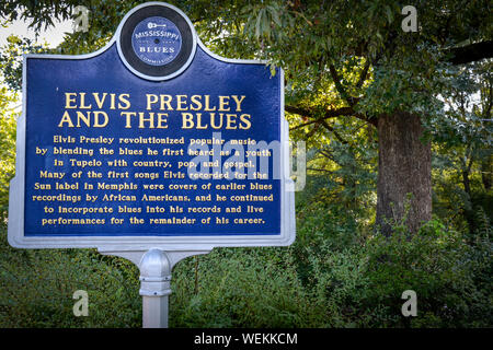 Der Mississippi Blues Kommission historische Markierung für Elvis Presley und den Blues, auf dem Gelände des Elvis Presley Geburtshaus Museum, Tupelo, MS Stockfoto