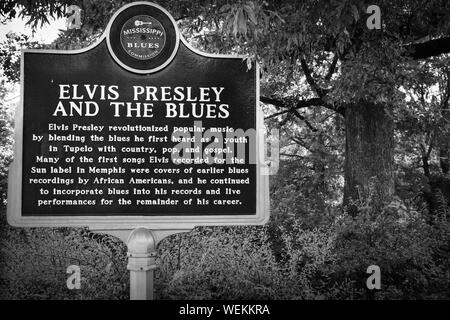 Der Mississippi Blues Kommission historische Markierung für Elvis Presley und den Blues, auf dem Gelände des Elvis Presley Geburtshaus Museum, Tupelo, MS Stockfoto