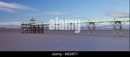 Langzeitbelichtung Panorama der viktorianischen Pier in Clevedon - von Sir John Betjeman als die schönste Pier in England beschrieben. Stockfoto