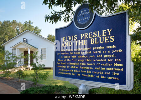 Der Mississippi Blues Kommission historische Markierung für Elvis Presley und den Blues, in der Nähe von Elvis Kindheit Kirche, auf dem Gelände des Elvis Presley Stockfoto