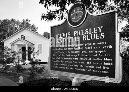 Der Mississippi Blues Kommission historische Markierung für Elvis Presley und den Blues, in der Nähe von Elvis Kindheit Kirche, auf dem Gelände des Elvis Presley Stockfoto