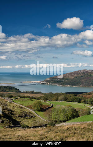 Anzeigen von Tywyn, Barmouth Eisenbahnbrücke und der Mündung des mawddach von Cregennan Seen Stockfoto