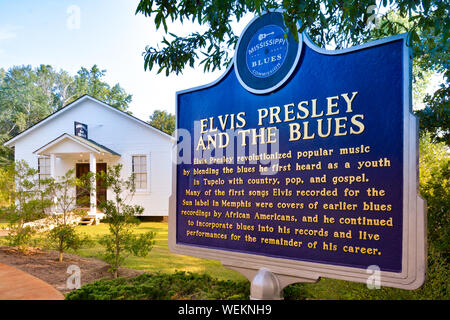 Der Mississippi Blues Kommission historische Markierung für Elvis Presley und den Blues, in der Nähe von Elvis Kindheit Kirche, auf dem Gelände des Elvis Presley Stockfoto