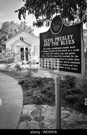 Mississippi Blues Kommission historische Markierung für Elvis Presley und den Blues, in der Nähe von Elvis Kindheit der Kirche, an dem Elvis Presley Birthplace Museum Stockfoto