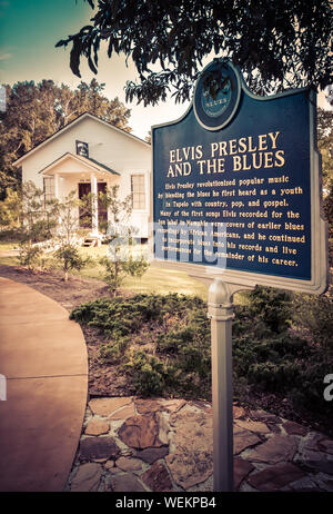 Mississippi Blues Kommission historische Markierung für Elvis Presley und den Blues, in der Nähe von Elvis Kindheit der Kirche, an dem Elvis Presley Birthplace Museum Stockfoto