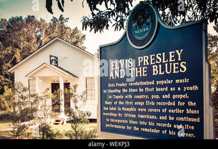 Mississippi Blues Kommission historische Markierung für Elvis Presley und den Blues, in der Nähe von Elvis Kindheit der Kirche, an dem Elvis Presley Birthplace Museum Stockfoto