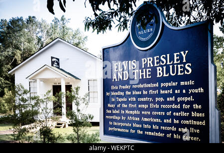 Mississippi Blues Kommission historische Markierung für Elvis Presley und den Blues, in der Nähe von Elvis Kindheit der Kirche, an dem Elvis Presley Birthplace Museum Stockfoto