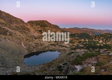 Panoramablick Sommer Sonnenuntergang Landschaft von Rila Gebirge, Bulgarien Stockfoto