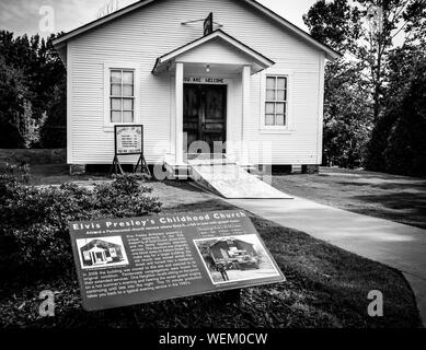 Eine historische Tafel lädt Fans zu Elvis Presley's Kindheit Kirche, bewegt sich hier auf dem Gelände des Elvis Presley Geburtshaus Museum, Tupelo, MS Stockfoto