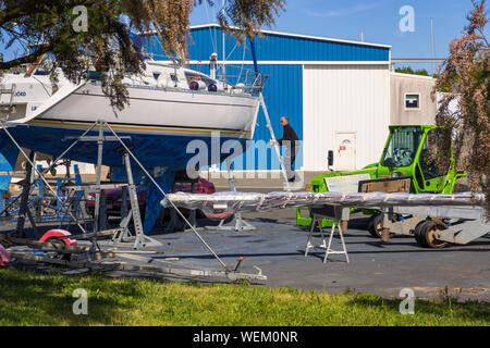 La Rochelle, Frankreich - Mai 14, 2019: ein Mann besetzt ist Wartung einer Yacht in das Dock Stockfoto