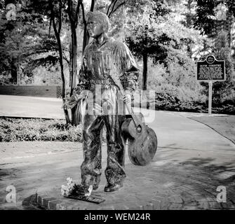 Eine Bronzestatue des 13 Jahre alten Elvis mit Gitarre steht auf dem Weg Besichtigung der Elvis Presley Birthplace Museum gründen in Tupelo, MS, USA Stockfoto