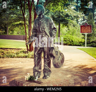 Eine Bronzestatue des 13 Jahre alten Elvis mit Gitarre steht auf dem Weg Besichtigung der Elvis Presley Birthplace Museum gründen in Tupelo, MS, USA Stockfoto