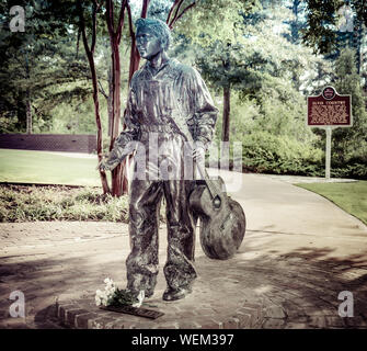 Eine Bronzestatue des 13 Jahre alten Elvis mit Gitarre steht auf dem Weg Besichtigung der Elvis Presley Birthplace Museum gründen in Tupelo, MS, USA Stockfoto