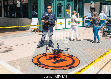 August 29, 2019 Sunnyvale/CA/USA-Polizist präsentiert die Drohne Programm an der 'Technology Business Expo'; die Polizeiabteilung hat starte Stockfoto