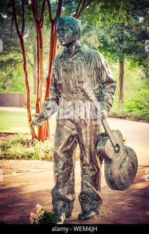 Eine Bronzestatue des 13 Jahre alten Elvis mit Gitarre steht auf dem Weg Besichtigung der Elvis Presley Birthplace Museum gründen in Tupelo, MS, USA Stockfoto