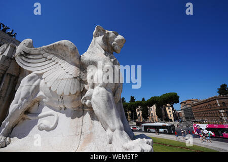 Ein Blick auf die geflügelten Löwen Statue am Altare della Patria (Altar des Vaterlandes) an der Piazza Venezia (Venedig) in Rom, Italien Stockfoto