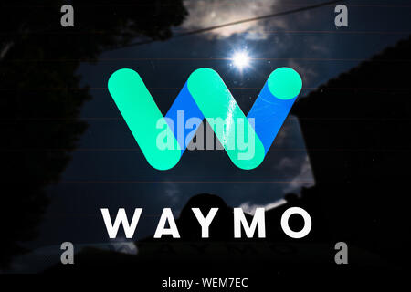 August 29, 2019 Sunnyvale/CA/USA - Nahaufnahme von Waymo Logo auf der Rückseite Glas auf einer Ihrer selbst Auto fahren, in der Prüfung in diesem Moment auf der St Stockfoto