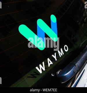 August 29, 2019 Sunnyvale/CA/USA - Nahaufnahme von Waymo Logo auf der Rückseite Glas auf einer Ihrer selbst Auto fahren, in der Prüfung in diesem Moment auf der St Stockfoto