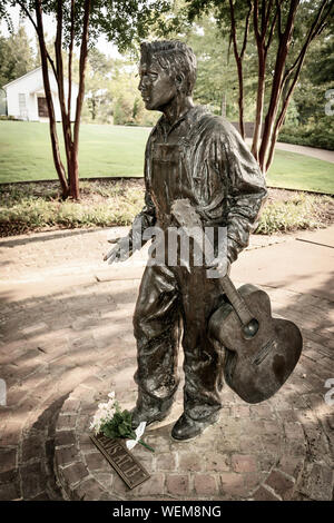 Eine Bronzestatue des 13 Jahre alten Elvis mit Gitarre steht auf dem Weg Besichtigung der Elvis Presley Birthplace Museum gründen in Tupelo, MS, USA Stockfoto