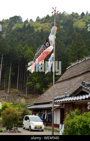 Karpfen Windsack außerhalb Mountain House im ländlichen Japan Stockfoto