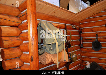 Vintage outdoor Venture Ausrüstung auf Blockhaus Stockfoto