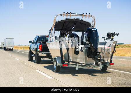 Sattelschlepper abschleppen ein Boot auf die Interstate, Kalifornien Stockfoto