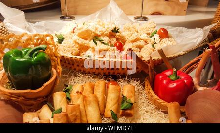 Viele von salzigen Snack, einschließlich knusprig gebratenen Reis, Frühlingsrollen, Tomate und Brezeln als Partei Essen in der Bar serviert. Stockfoto