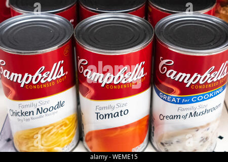 August 29, 2019 Sunnyvale/CA/USA - der verschiedenen Campbell Soup Familie Größe Dosen in einem Supermarkt; Campbell Soup Company gegründet wurde im 18. Stockfoto