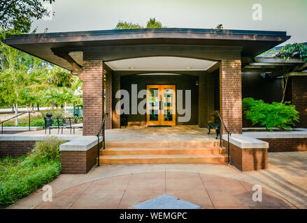 Der beeindruckende Eingang in das moderne Gebäude für den Elvis Presley Museum auf dem Gelände des Elvis Presley Geburtshaus Museum, in Tupelo, MS, USA Stockfoto