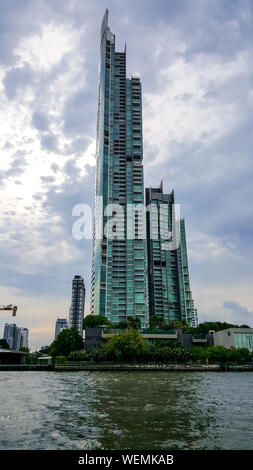 BANGKOK, THAILAND - 4. Mai 2019: Außenansicht des Flusses von Raimon Land, 258 m hohen Wolkenkratzer in Bangkok, Thailand. An den Ufern des Chao Phra Stockfoto