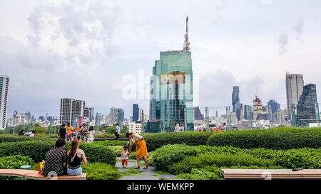 BANGKOK, THAILAND - 6. Mai 2019: eine Menge Leute sind, die Bilder auf das Symbol Siam Mall am Abend inmitten der Kulisse der Flüsse und skyscrape Stockfoto