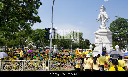 BANGKOK, THAILAND - 5. Mai 2019: Viele Menschen kommen die Krönung von König Rama X zu warten, der König von Thailand seit 2016. Stockfoto