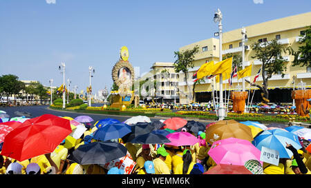 BANGKOK, THAILAND - 5. Mai 2019: Viele Menschen kommen die Krönung von König Rama X zu warten, der König von Thailand seit 2016. Stockfoto