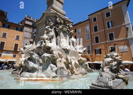 Der Brunnen Fontana del Pantheon vor dem Pantheon in Rom, Italien Stockfoto