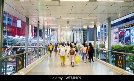 BANGKOK, THAILAND - 20. MAI 2019: Viele Leute sind zu Fuß auf die ratchaprasong Skywalk verbindet ein großes Einkaufszentrum in Bangkok, Thaila Stockfoto