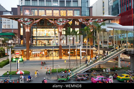 BANGKOK, THAILAND - 20. Mai, 2019: Der Markt Bangkok Shopping Mall hat für Touristen geöffnet worden und mit Ratchaprasong Sky Walk, verbindet ein l anschließen Stockfoto