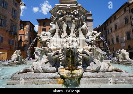 Der Brunnen Fontana del Pantheon vor dem Pantheon in Rom, Italien Stockfoto