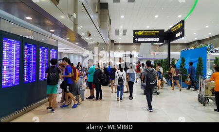 BANGKOK, THAILAND - 11. AUGUST 2019: Viele der Fahrgäste sind zu Fuß innerhalb von Don Mueang International Airport, der sekundäre der nationalen Flughafen von T Stockfoto