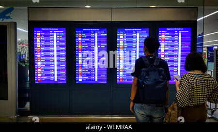 BANGKOK, THAILAND - 11. AUGUST 2019: Viele der Fahrgäste sind zu Fuß innerhalb von Don Mueang International Airport, der sekundäre der nationalen Flughafen von T Stockfoto